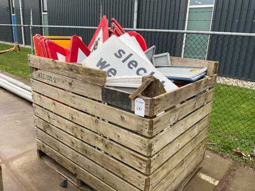 Serie di vari cartelli segnaletici