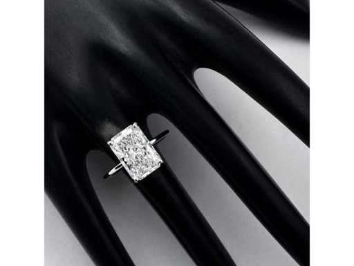 14 Karaat witgouden ring met 5,04 ct. diamant