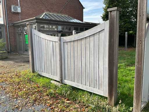 Poarta Curbat? a Gr?dinii Iroko