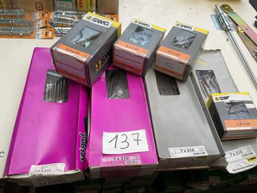 Partij nagels en krammen