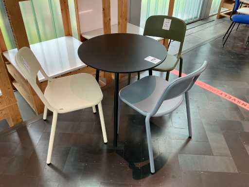 Table de cantine Lensvelt avec 3 chaises