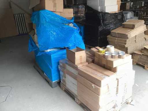 2x Palette avec div. Matériaux d’emballage incluant boîtes, ruban adhésif et sacs
