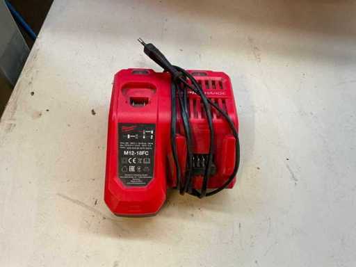 Milwaukee M12-18FC Batterieladegerät