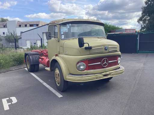 Mercedes-Benz 710 din 1965 - Camion pentru ma?ini clasice 