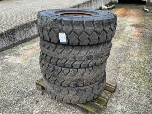 Trelleborg T-900 10.00-20 Pneumatico industriale in gomma solida con cerchio (4x)