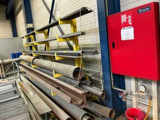 Partia różnych profili stali