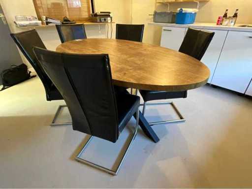 Table et chaises de la cantine