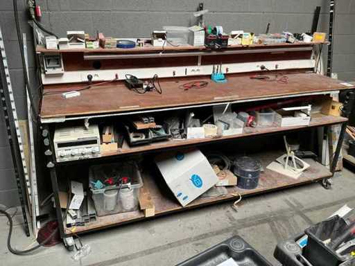 Mobiele werktafel met inhoud