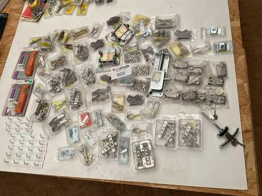 Scharnieren en schuifsloten kapstokken