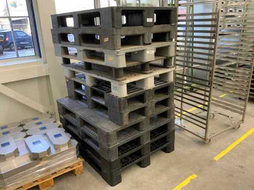 11 plastic pallets