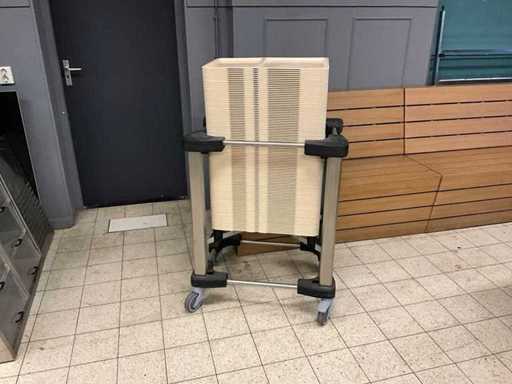 Gouttière mobile contenant un lowerator avec plateaux