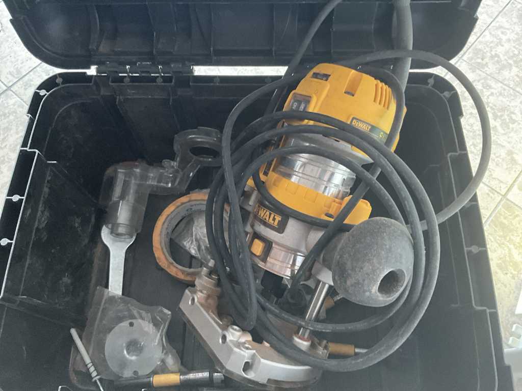 Router DEWALT D26203