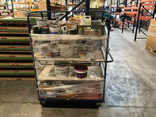 Carrello a scaffale con contenuti