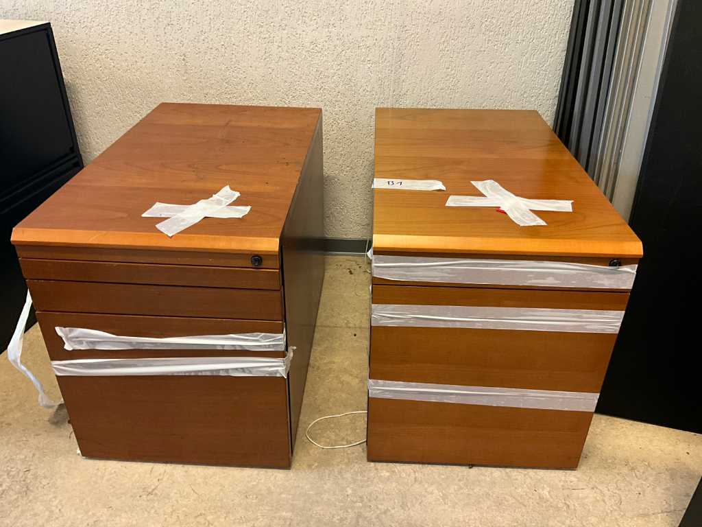 2 assorted wooden drawer units