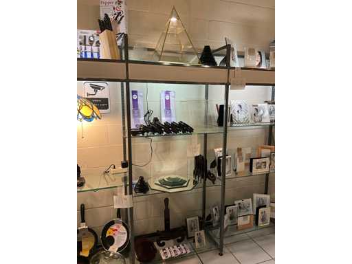 Diverse sokkels + en vitrinekast met licht...