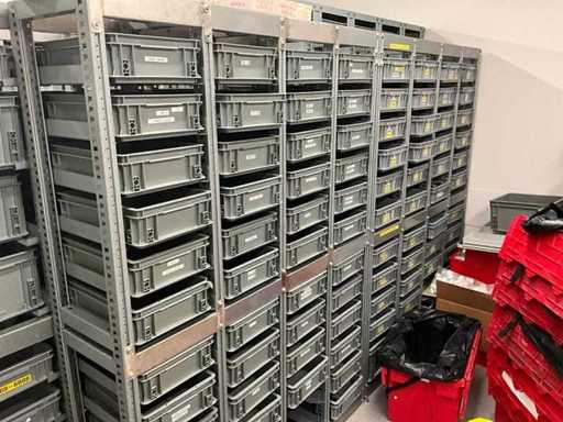 Metalen planken met plastic kratten (3x)