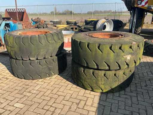 Pneu en caoutchouc plein avec jante (4x)