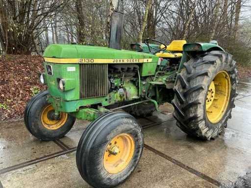 Klasyczny traktor John Deere 2130 z 1970 roku