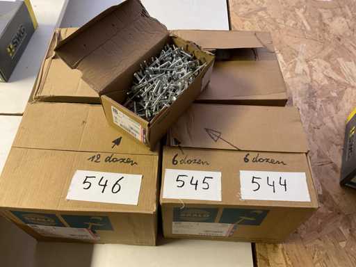 12 Kisten mit Blindnägeln