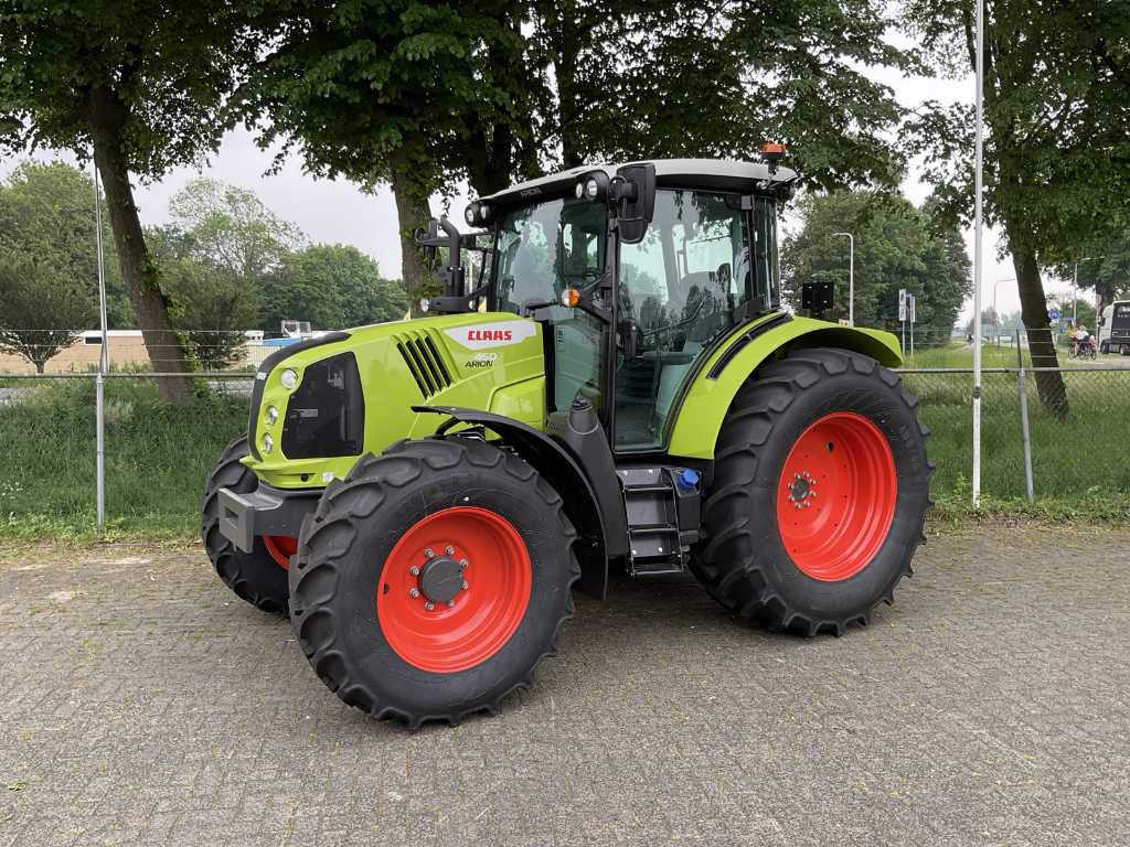 Tracteur agricole à quatre roues motrices Claas Arion 450 2024