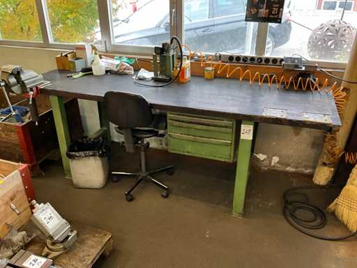 Banc de lucru cu menghin? ?i corp sertar