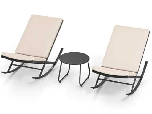 Tuinset bevat schommelstoelen en een metalen tafel met kussens