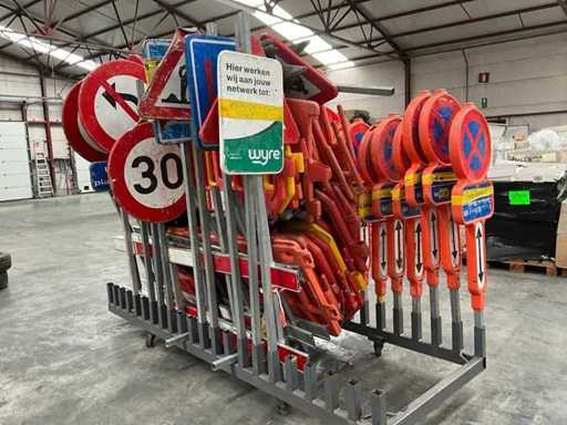 Partij diverse Bewegwijzering en afzethekken