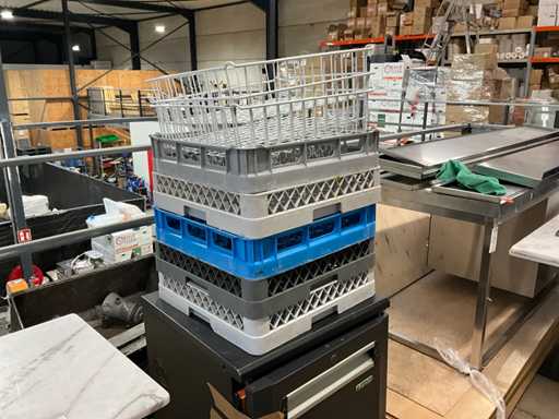 Diverse vaatwaskorven en vaatwasmanden