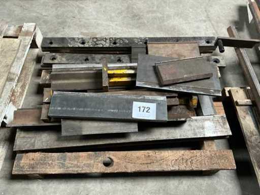 Série de différentes lames de coupe pour cisailles de tôle