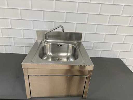 Edelstahlspüle mit Wasserhahn