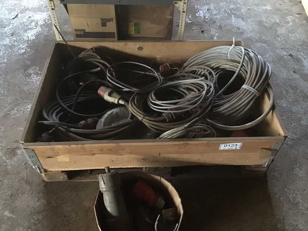Voorraad van diverse kabels in houten kist