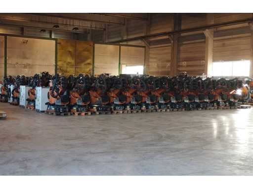 KUKA KRC 2 ED05 KR240 L180-2 2000 14 stuks KUKA KRC 2 ED05 KR240 L180-2 2000 incl. bedieningskast - kabelset - bedieningspaneel