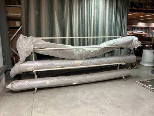 Étagères mobiles avec rouleaux de tapis de tente