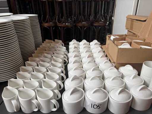 Cafetières en porcelaine, boîtes à noix, bouteilles de lait et sucriers