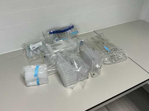 Flesjes, pipetten en kweekplaten