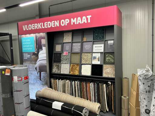 Scaffale con campioni di tappeti, 4 metri