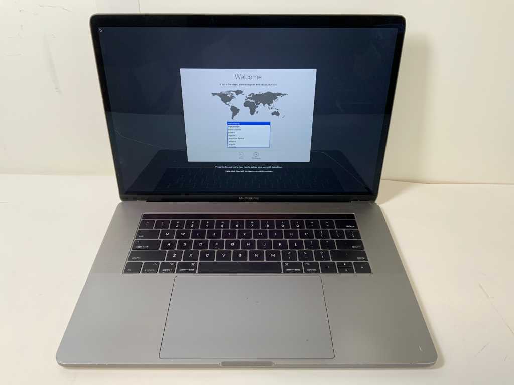 Apple MacBook Pro 15.4”, Core(TM) i7 7th Gen, 16 GB RAM, 251 GB NVMe, AMD Radeon Pro 555 2 GB Laptop