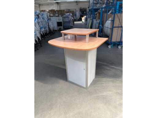 Tavolo in piedi per computer