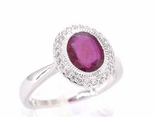 Witgouden entourage ring met diamanten en robijn