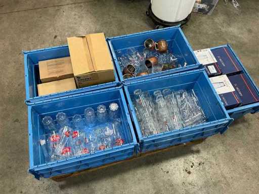Batch of various glassware