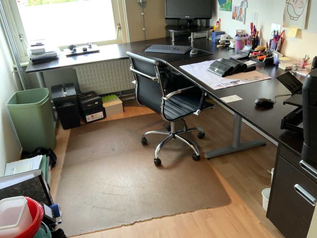 Schreibtisch an der Ecke