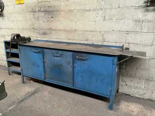 Banco da lavoro in acciaio con morsa