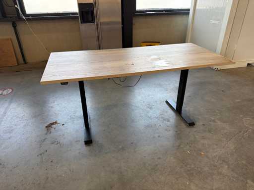 Elektrisch verstellbarer Schreibtisch