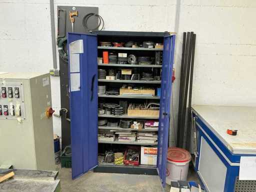 Molti pezzi di ricambio/utensili per macchine