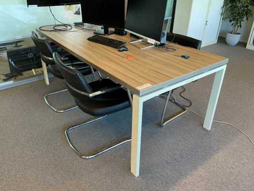 Table de conférence frappante avec chaises