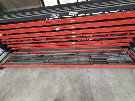   Beaucoup de construction en acier carré