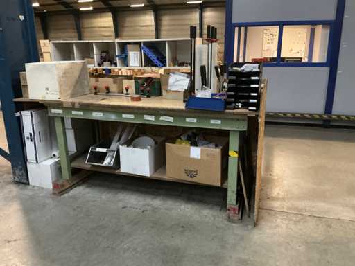 Werkbank met inpakmateriaal