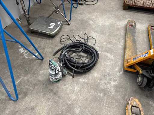 Submersible pump including hose 10 meters