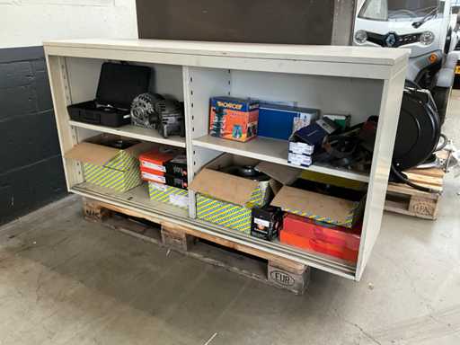 Verschiedene Autoteile im Schrank