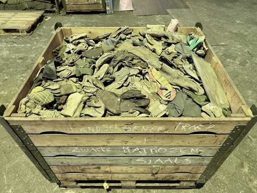 Batch of various gloves